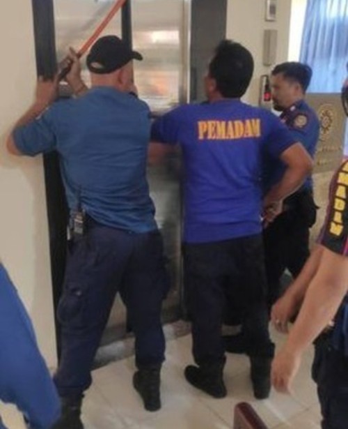 Proses evakuasi 5 mahasiswa Universitas Udayana (Unud) yang tengah terjebak di lift gedung Fakultas Kedokteran Hewan, Jalan P.B Sudirman pada Minggu (11/9/2022)