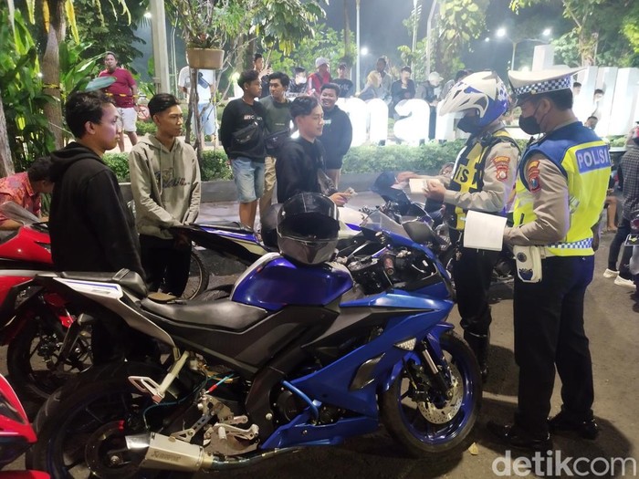 Polisi Surabaya menggelar razia knalpot brong dan cipta kondisi di Jalan Darmo. Tepatnya di Depan Taman Bungkul, Minggu (11/9/2022) dini hari.