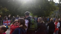 Meninggalnya Ratu berusia 96 tahun itu telah memicu air mata, kesedihan, dan penghormatan yang hangat, tidak hanya dari keluarga dekat ratu sendiri dan banyak orang di Inggris, tetapi juga dari seluruh dunia. REUTERS/Hannah McKay.