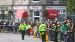 Ribuan Warga Berbaris Menanti Iring-iringan Jenazah Ratu Elizabeth II