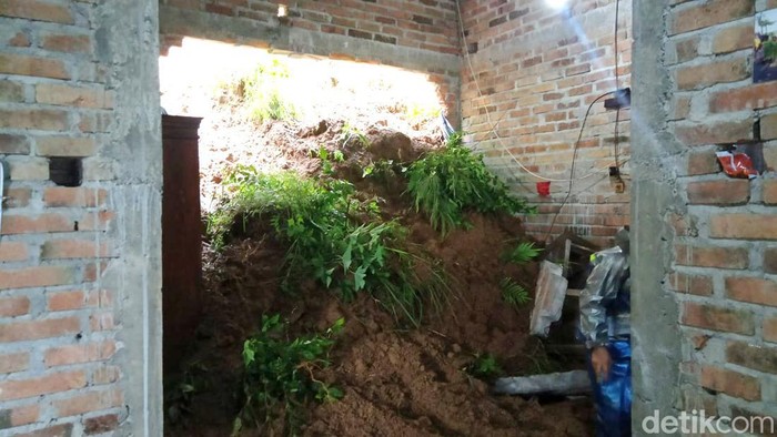 Salah satu titik longsor di Trenggalek yang menyebabkan 1 rumah rusak.