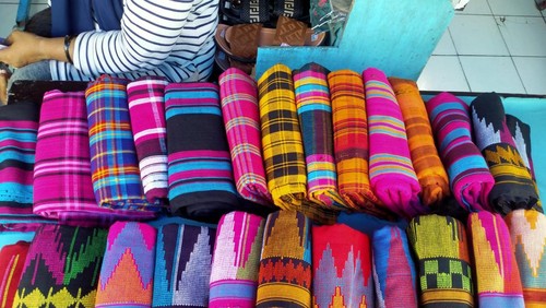 Sarung Nggoli yang dijual di Pasar Dompu. Nusa Tenggara Barat (NTB)