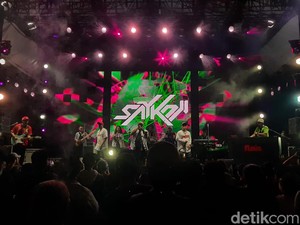 Iringan Musik Angklung Warnai Panggung Saykoji di FLAVS Revival