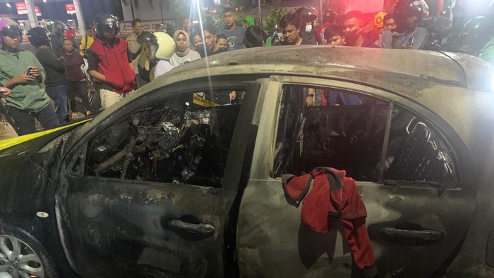 Sebuah minibus terbakar di SPBU Makassar