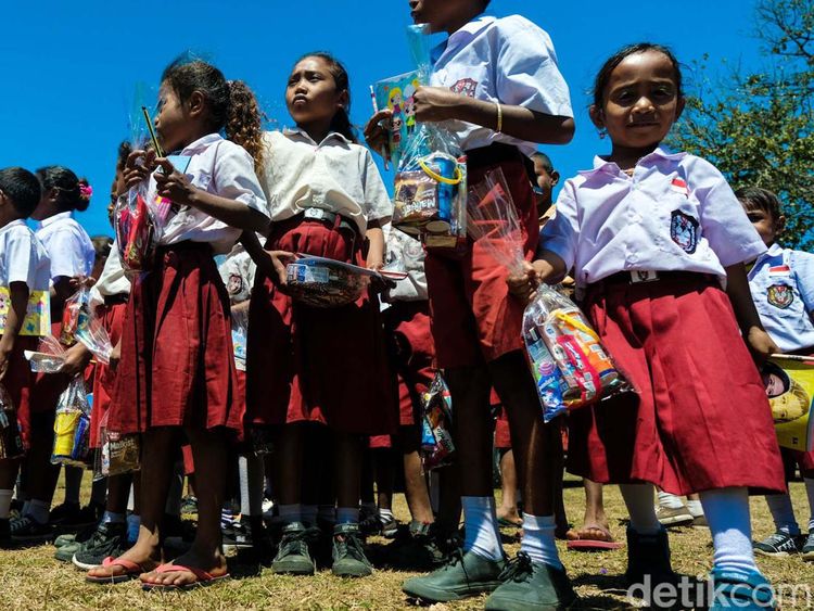 Senangnya Siswa Pedalaman NTT Dapat Buku Tulis Baru
