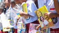 Alat tulis seperti buku dan pensil menjadi kebutuhan penting bagi mereka.