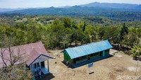 SDN Manuinhau terletak di pedalaman NTT, hanya memiliki 3 ruangan kelas, dan tidak dialiri listrik.