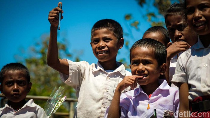 Siswa SDN Manuinhau di Timor Tengah Utara bersekolah di tengah keterbatasan. Alat tulis menjadi kebutuhan penting bagi mereka.
