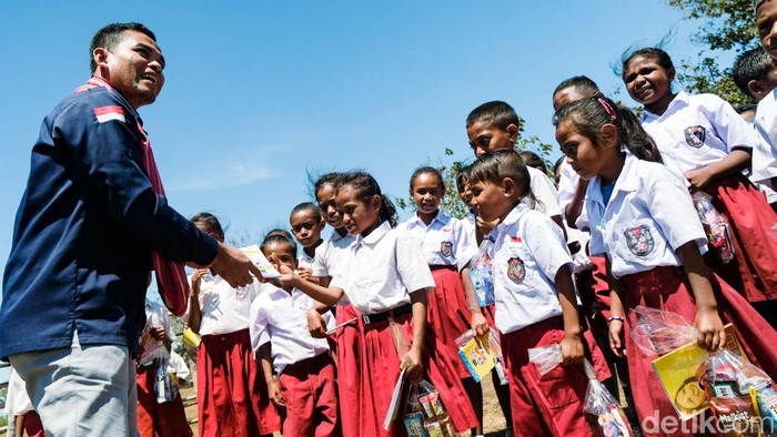 Senangnya Siswa Pedalaman NTT Dapat Buku Tulis Baru Siswa SDN Manuinhau di Timor Tengah Utara bersekolah di tengah keterbatasan. Alat tulis menjadi kebutuhan penting bagi mereka.
