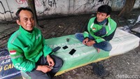 Driver lainnya, Sudarto justru mengaku pesimis kenaikan tarif dapat mengerek pendapatannya. Menurut Sudarto apabila tarif naik seharusnya potongan aplikasi harus turun, jadi kenaikan akan lebih terasa.