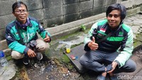 Kata Alam, beberapa penumpang yang dia angkut pagi ini sudah mulai mengeluh ada kenaikan tarif ojol.