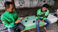 Yanuar, seorang driver ojek online yang ditemui di kawasan Lebak Bulus, Jakarta Selatan mengaku senang dengan ada kenaikan tarif.