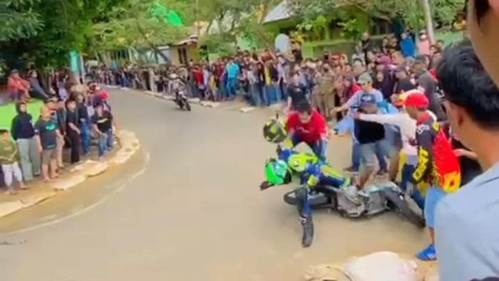 Seorang pembalap terjatuh dikeroyok penonton di Enrekang