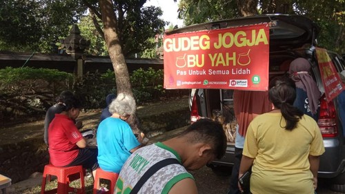 Suasana pembeli Gudeg Jogja Bu Yahdi saat Car free day (CFD) di Lapangan Renon, Denpasar, Minggu (11/9/2022).