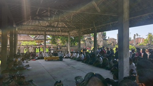 Suasana saat ratusan krama Desa Adat Karangasem melakukan penolakan dan meminta agar Kerta Desa segera dibubarkan dan dibentuk yang baru