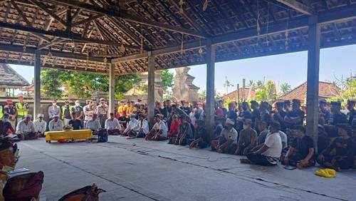 Suasana saat ratusan krama Desa Adat Karangasem melakukan penolakan dan meminta agar Kerta Desa segera dibubarkan dan dibentuk yang baru