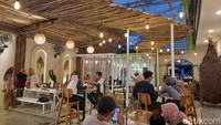 Suasana nongkrong di Temu Kamu Depok juga semakin menyenangkan dengan hiburan live music yang diadakan setiap Selasa - Minggu pukul 19.00 - 21.30 WIB. 