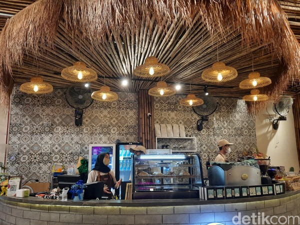 Ada pula bar tropis di bagian tengah kafe yang semakin mengingatkan pengunjung akan nuansa pantai.