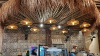 Ada pula bar tropis di bagian tengah kafe yang semakin mengingatkan pengunjung akan nuansa pantai.