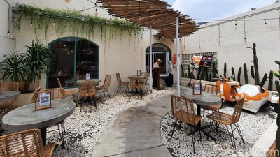 Viral Kafe di Depok dengan Suasana Pantai Bali