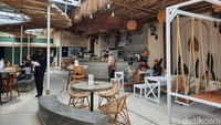 Temu Kamu Depok baru dibuka pada Juli 2022 namun langsung ramai diserbu karena konsepnya yang menarik. Nuansa tropis dengan ornamen boho, bikin pengunjungnya serasa di Bali.
