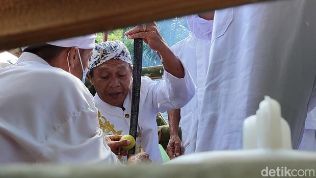 Tradisi membersihkan pusaka.