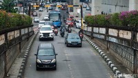 Underpass Pasar Jumat terlihat kumuh dan tidak terawat. 