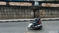 Dinding underpass terdapat coretan bekas vandalisme. 