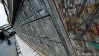 Pengguna jalan melintas di Underpass Pasar Jumat yang berlokasi di Lebak Bulus, Jakarta Selatan, Minggu (11/9/2022) pukul 13.00 WIB.