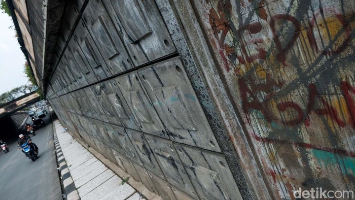 Underpass Pasar Jumat di Jakarta Selatan tampak tidak terawat. Kondisinya terlihat kumuh. Begini penampakannya.