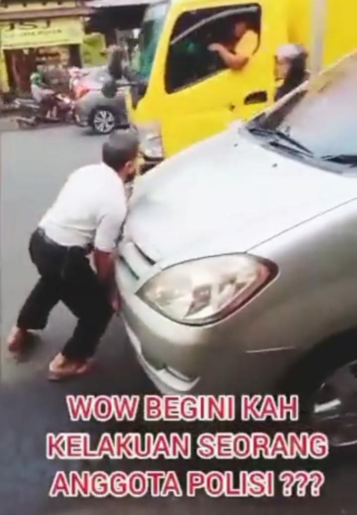 Video viral Ketua RT coba dorong mobil anggota polisi yang tidak mau mundur walau halangi jalan