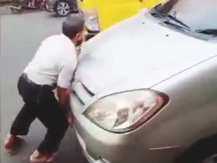 Video viral Ketua RT coba dorong mobil anggota polisi yang tidak mau mundur walau halangi jalan