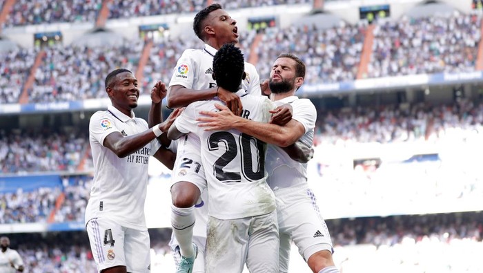 MADRID, SPAIN - SEPTEMBER 11: Vinicius Junior of Real Madrid celebrates 2-1 with David Alaba of Real Madrid, Rodrygo of Real Madrid, Nacho Fernandez of Real Madrid  during the La Liga Santander  match between Real Madrid v Real Mallorca at the Estadio Santiago Bernabeu on September 11, 2022 in Madrid Spain (Photo by David S. Bustamante/Soccrates/Getty Images)