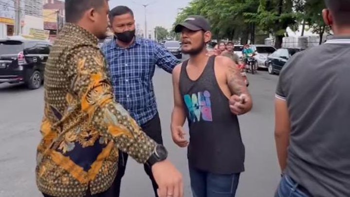 Wali Kota Medan Bobby Nasution saat memarahi petugas parkir liar