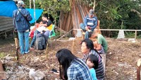 Warga mengungsi setelah gempa bumi, di Kepulauan Mentawai.