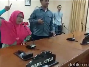 Warga Ngamuk di Kantor DPRD Enrekang Karena Jadwal RDP Mulur hingga Malam