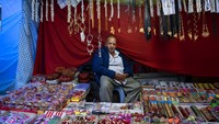 Seorang Pria Sant Ram menjual gelang dan barang perhiasan lainnya di pameran lokal di Dharmsala, India, Senin (5/9/2022).