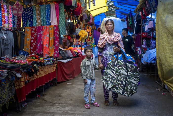 Melihat Transaksi di Pasar Dharmsala India yang Penuh Warna