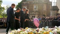 Kedua pasangan yang berpakaian serba hitam lantas tampak menghabiskan waktu 40 menit untuk berbicara di depan publik. William dan Kate berjalan di satu sisi jalan saat mereka menyapa warga, sementara Harry dan Meghan berjalan di sisi lainnya. (AFP)