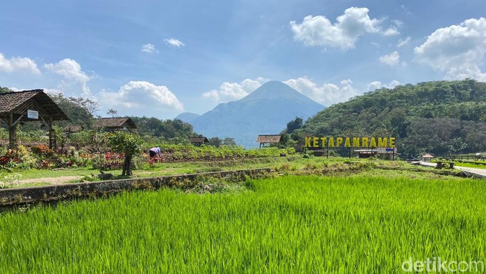Letaknya di antara Gunung Welirang dan Penanggungan membuat Trawas, Kabupaten Mojokerto menjadi jujukan wisata. Salah satunya Sumber Gempong yang pas banget untuk healing seru bersama keluarga atau teman.