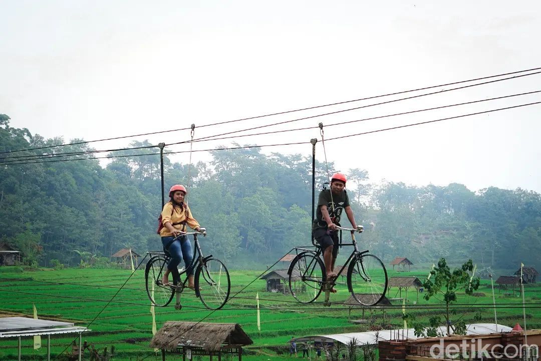 Letaknya di antara Gunung Welirang dan Penanggungan membuat Trawas, Kabupaten Mojokerto menjadi jujukan wisata. Salah satunya Sumber Gempong yang pas banget untuk healing seru bersama keluarga atau teman.