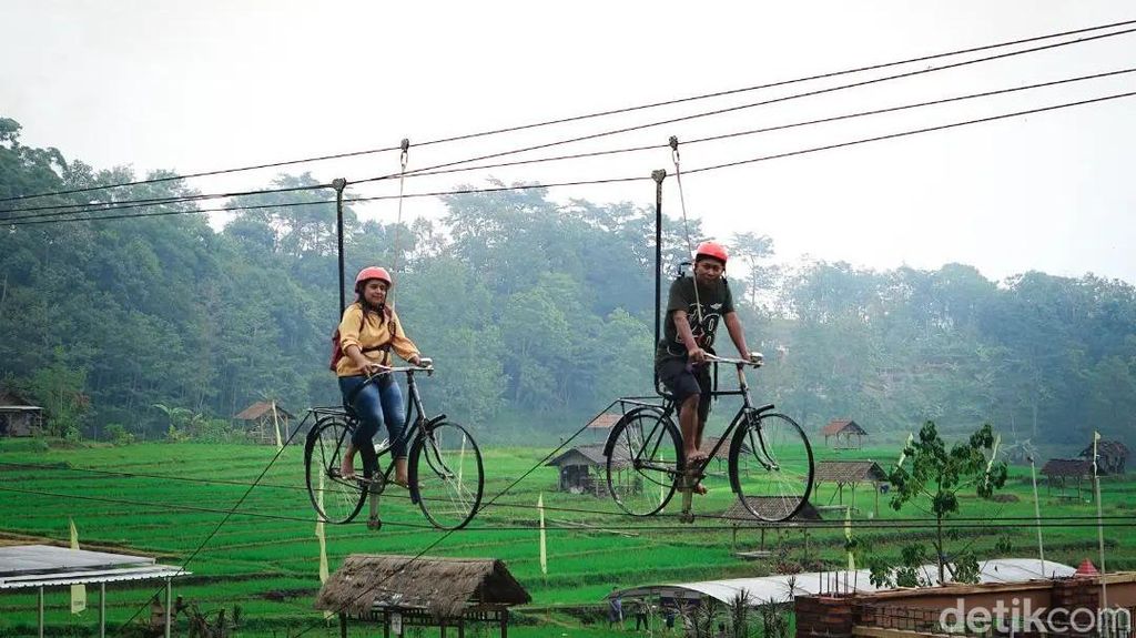 Mencoba Kereta Sawah-Sepeda Layang di Wisata Sumber Gempong Mojokerto