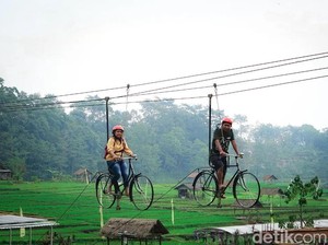 Mencoba Kereta Sawah-Sepeda Layang di Wisata Sumber Gempong Mojokerto