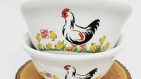 Motif ayam jago ini ternyata punya arti lho! Ayam jago akan melambangkan makna kerja keras, semangat juang, dan keluarga sejahtera. Foto: Instagram kebajikankeramik71