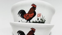 Versi lain dari mangkuk ayam jago nih! Ukurannya lebih kecil dan goresan ayam jagonya terlihat sedikit berbeda dari kebanyakan yang dijual di Indonesia. Foto: Instagram kebajikankeramik71