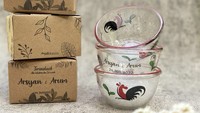 Saking ikoniknya mangkuk ayam jago, versi mungil produk ini juga kerap dijadikan souvenir pernikahan. Cantik ya? Foto: Instagram grizellesouvenir