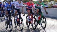(Kiri-kanan) Juara kategori raja tanjakan Richard Carapaz, pebalap termuda sekaligus peraih juara kedua, Juan Ayuso Pesquera, juara pertama Evenepoel dan juara kategori sprinter tercepat, Mad Pederson merayakan kemenangan La Vuelta a Espana 2002, atau Tour of Spain di Kota Madrid, Minggu (11/9/2022). (Tim de Waele/Getty Images)