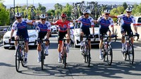 Remco Evenepoel bersama rekan satu tim Quick-Step - Alpha Vinyl merayakan kemenangan La Vuelta a Espana 2002, atau Tour of Spain di Kota Madrid, Minggu (11/9/2022). (Tim de Waele/Getty Images)