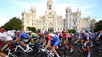 Peloton pebalap melintasi salah satu bangunan monumental di Madrid, pada etape ke-21 La Vuelta a Espana 2002, atau Tour of Spain di Kota Madrid, Minggu (11/9/2022).