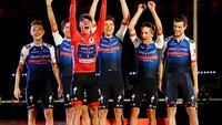 Remco Evenepoel bersama rekan satu tim Quick-Step - Alpha Vinyl mengangkat tropi kemenangan La Vuelta a Espana 2002, atau Tour of Spain di Kota Madrid, Minggu (11/9/2022) malam waktu Indonesia. Dari delapan pebalap tiap tim, banyak yang berguguran selama 21 hari balapan. (Tim de Waele/Getty Images)